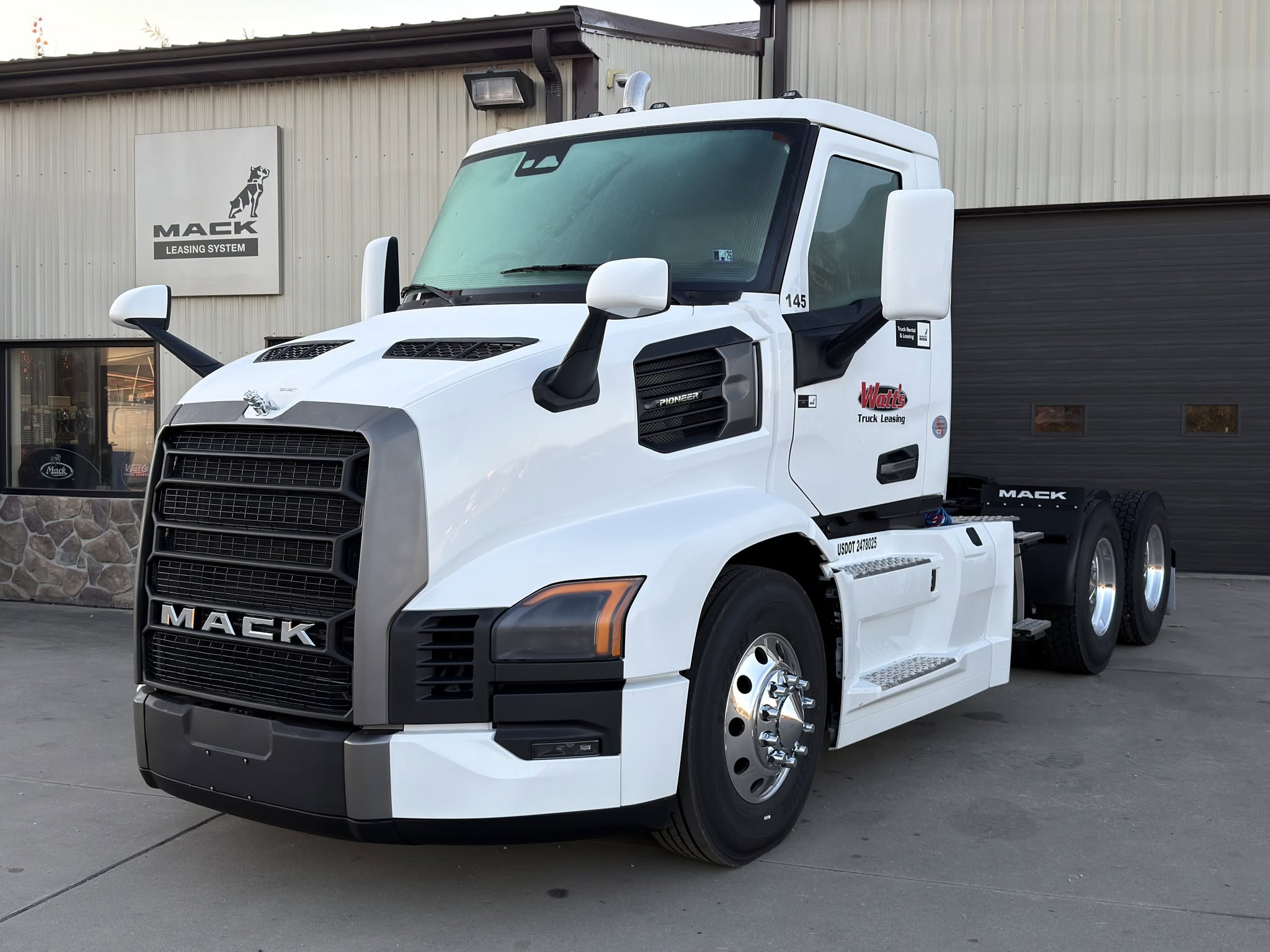 White Mack Pioneer tractor at Watt’s Truck Leasing